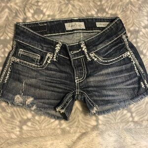Buckle Daytrip Leo shorts
Size 25r